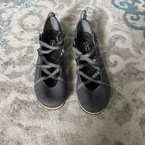 Clarks Privo Flats-never worn Size 6